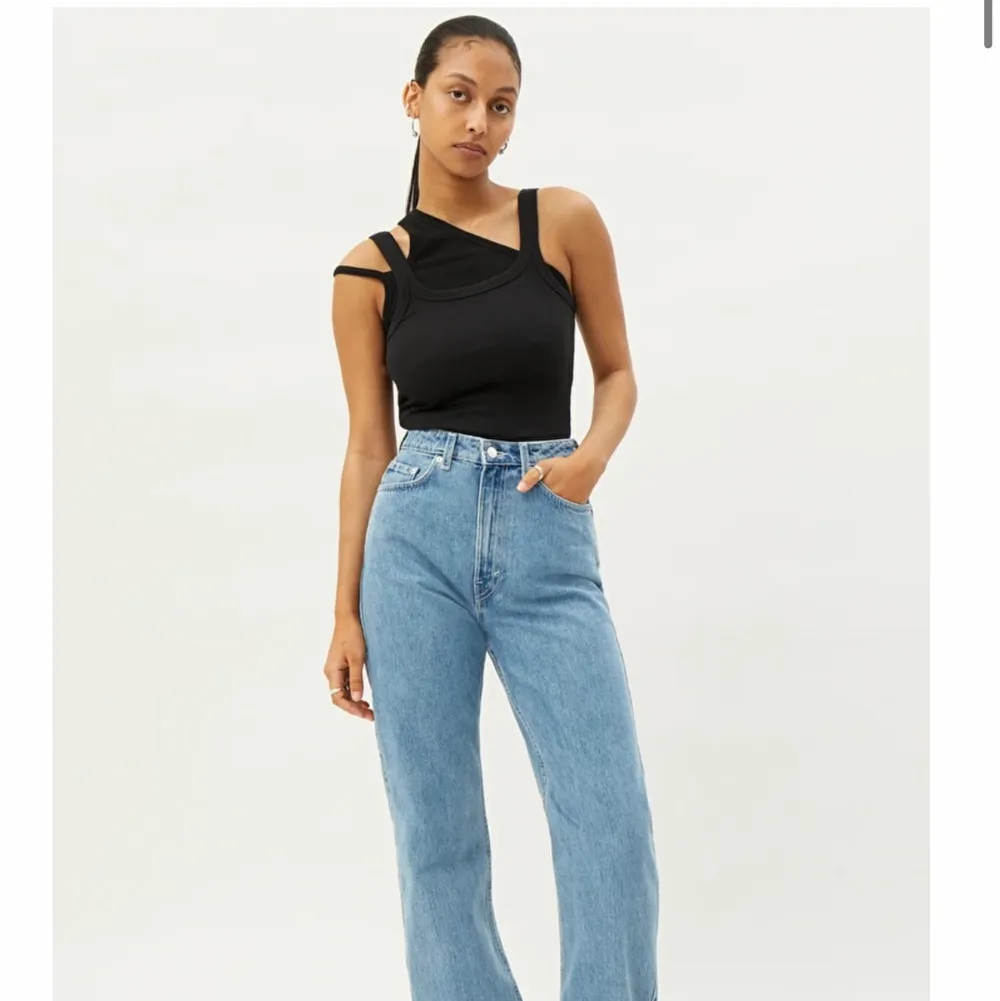 Supersnygga jeans modellen rowe från weekday. Har tyvärr ingen användning av dessa längre. Nypris 500kr. Använda fåtal gånger.. Jeans & Byxor.