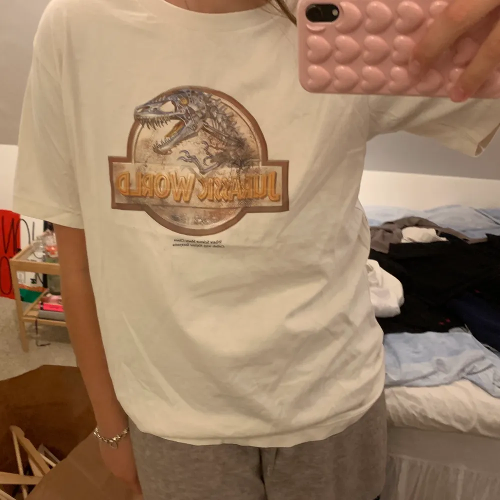 Tröja från uniqlo med prislapp kvar, tryck av jurassic park. Köptes för 199kr. T-shirts.