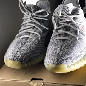 Yeezy bost 350 Adidas - Äkta yeezy bost 350. Värda 4000kr uppåt. Säljer dem 1500kr