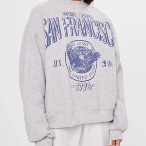 Sweatshirt - Tänkte kolla intresset på denna tröja från bershka, som även fanns på chiquelle💞 Tror den är slutsåld och alltså inte går att köpa längre. Sparsamt använd, skriv prisförslag vid intresse!💕💕