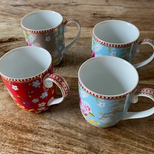 Pip muggar liten  Flowers x 4 - 4st oanvända Pip Flowers muggar. Inköpspris 100kr/st.