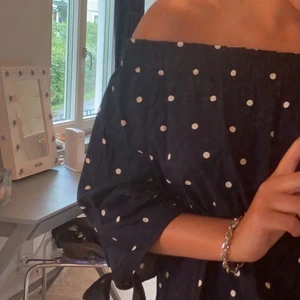 Blå offshoulder topp med vita prickar! - Superfin blå offshoulder topp med vita prickar som matchar till mycket! Den har även knyten i slutet av ärmarna.🎀