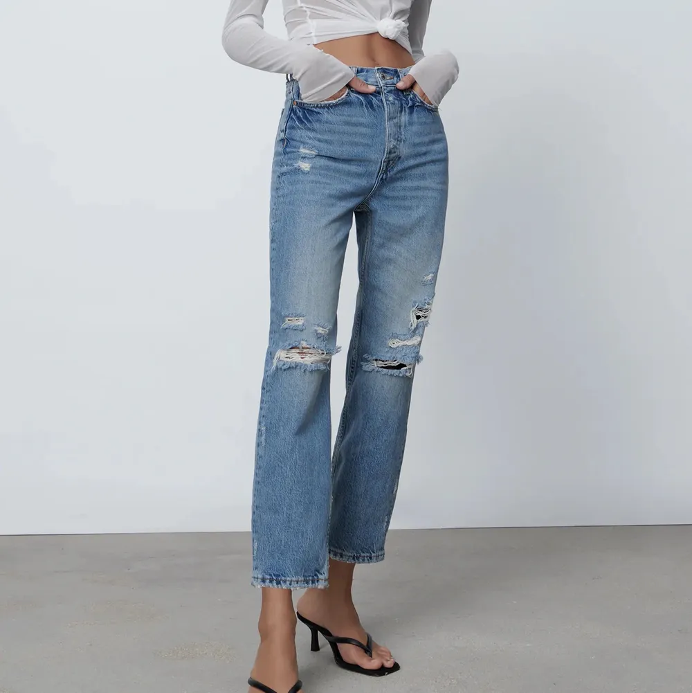 Supersnygga jeans från zara!🌸 Aldrig använda, nypris 399kr. De första två bilderna är lånade från google😊. Jeans & Byxor.