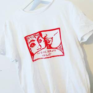 (Blev krångel med min tidigare användare SnailFashionUf så denna är ny) Handtryckt secondhand t-shirt med trycket 