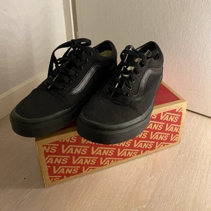 Vans old skool - Helt oanvända svarta vans old school. Endast provna inomhus.  Original förpackningen finns. Ny pris 699 kr💕