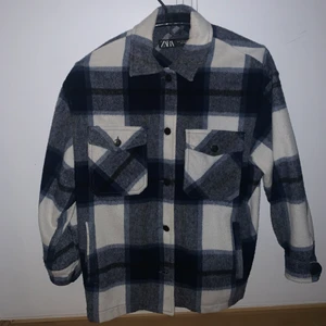 Zara skjortjacka Small - Säljer denna trendiga blåa skjortjacka från Zara. Bra skick!! Storlek S. Fråga om de något ni undrar💕💕💘