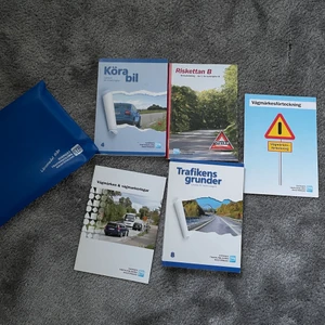 Körkortböcker  - Den allra nödvändigaste böckerna för att ta körkort. Den viktigaste boken (trafikens grunder) är den 8:e upplagan från 2019. Köparen står för evtuellt frakt.