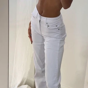 Vita vida jeans - Säljer dessa då jag har ett par som passar bättre💓 vida vita jeans i storlek 32 med fransar ned till💗 väldigt bra skick, kan skicka mer bilder privat💗 högmidja och formar rumpan bra skylla passa på någon under 164 om man vill att byxorna ska gå till skorna💗 kan mötas upp i Jönköping annars betalar du frakten😚 OBS lånad första bild 
