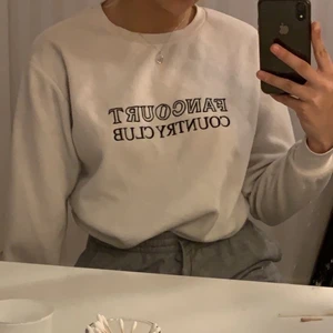 Vit sweatshirt  - Den är i lite Teddy material typ, så mysig och gillar den verkligen, använd få gånger och i fint skick. ❤️