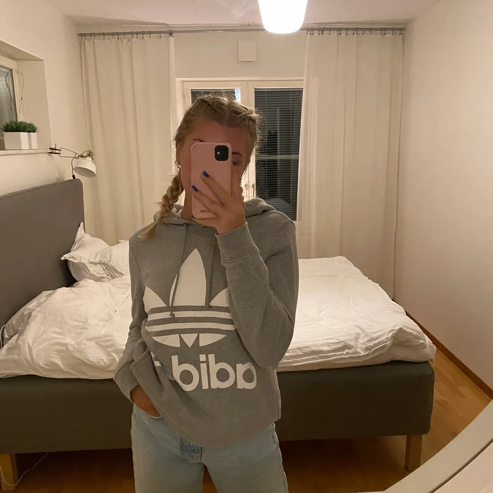 Super skön grå Adidas hoodie i storlek S❤️ Verkligen supermysig att ha på sig men kommer inte till användning längre❤️. Tröjor & Koftor.