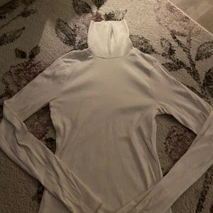 Vit polotröja  - En vit polotröja från ginatrickot🌸frakt tillkommer 