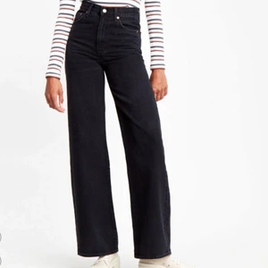 Levis ribcage wide leg jeans  - Svarta Levis ribcage wide leg jeans i storlek 24/34. Använda men bra skick. Mer gråsvarta än helt svarta. Nypris 1249kr. 