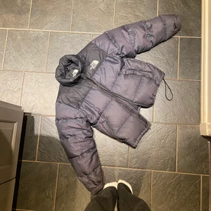 North Face Jacka - Säljer nu min North Face Jacka, original pris 5200 då det är limited edition, budet börjar på 1000 plus frakten. Jackan är i bra skick och den håller värme bra vilket kan vara en fördel nu inför vintern. Jackan har storlek S i mans storlek, på mig som är 172 cm sitter jackan lagom oversized 💞 om fler bilder önskas är det bara att höra av sig ! 