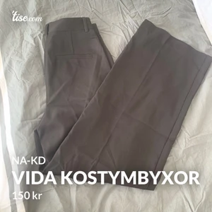NA-KD - As snygga Vida kostymbyxor från NA-KD som tyvärr är för stora vid midjan… de är aldrig använda och sen helt nya ut. 