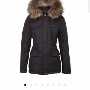 Hollies Vinter Jacka - Denna jacka köpte jag förra vintern för 4 498kr. Den användes endast under 1 vinter. Jackan är lagom lång, den täcker hela ryggen lite ner mot rumpan beroende på vilken kroppsform och längd man har. Jackan har 6 fickor, en stor och en liten vid brösten, och sedan 4 nere vid händerna, 2 fickor vid varsin hand. Jackans material är väldigt tjockt och värmande, och pälsen på jackan är äkta djur päls. 