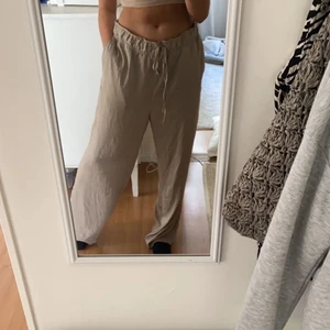 Linnebyxor  - Linnebyxor från hm i storlek xl/lLite stora på mig som har 36/38 i vanliga jeans men går att dra åt i midjan ❤️ 