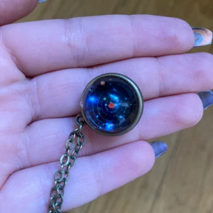 Halsband rymden  - Halsband som ser ut som rymden har inte använt mycket typ 2 gånger men det e i bra skick 