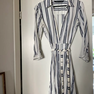 Klänning ZARA - Superfin lite längre klänning ifrån ZARA. Köparen står för frakten🌸