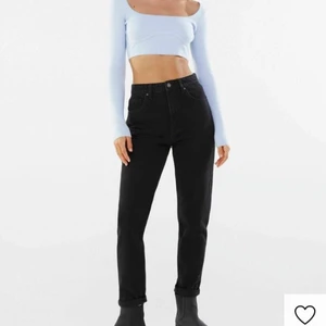 Bershka mom jeans - Bershka mom jeans är super fina på, men jag har tyvärr växt ut dom, dom använda några gånger men är ända i ganska bra skick! Priset kan diskuteras.