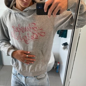 Gråa Vintage Hoodie  - Säljer min hoodie som jag köpt på Beyond retro för ett tag sedan, väldigt bra skick och inga fläckar eller hål, Köparen står för frakt!