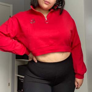 Röd tröja från H&M med dragkedja och rosmotiv. Kort passform. Hyfsat bra skick. Jag bär vanligtvis storlek M/L på toppar/tröjor och är 172 cm lång.