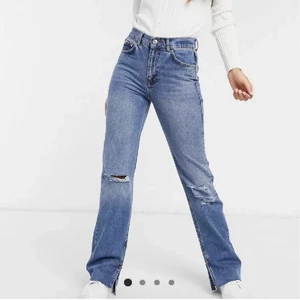 Jeans med slits❤️ - Super snygga jeans med slits från PULL & BEAR❤️ strl. 34 och mid-rise. Väldigt fin passform, sitter bra över benen och även i midjan! Snygga naturliga slitningar både fram och lite där bak❤️ Jag är 169 cm och de är långa på mig och faller fint över skorna👌 Nuvarande pris: 250 kr med gratis frakt!
