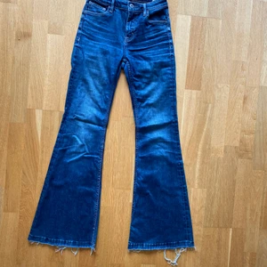 Crocker jeans  - Säljer mina utsvängda midrise jeans från Crocker som jag har köpt på secondhand men tyvärr har blivit för små. W26 L31 men jag har lagt ner dem så dem är några cm längre. De har även en slits på vänster sida men den märks knappt. Nypris 350kr.✨💕💗