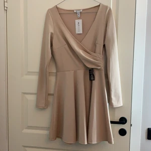 Klänning - Söt oanvänd klänning storlek M.