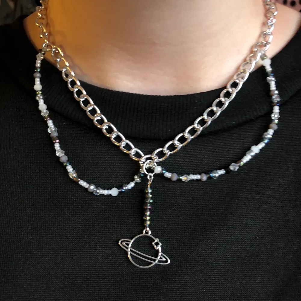 Handgjort halsband med kedja och planet smycke 🪐 betalning via swish. Accessoarer.
