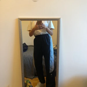 Adidas träningsbyxor - Adidasbyxor från 90 talet! Säljer då jag inte använder så mycket längre. Är supersköna och passar mig bra som är 170 cm och storlek S/M🌻 50 kr (+frakt)☀️ Buda/pruta i kommentarerna✨