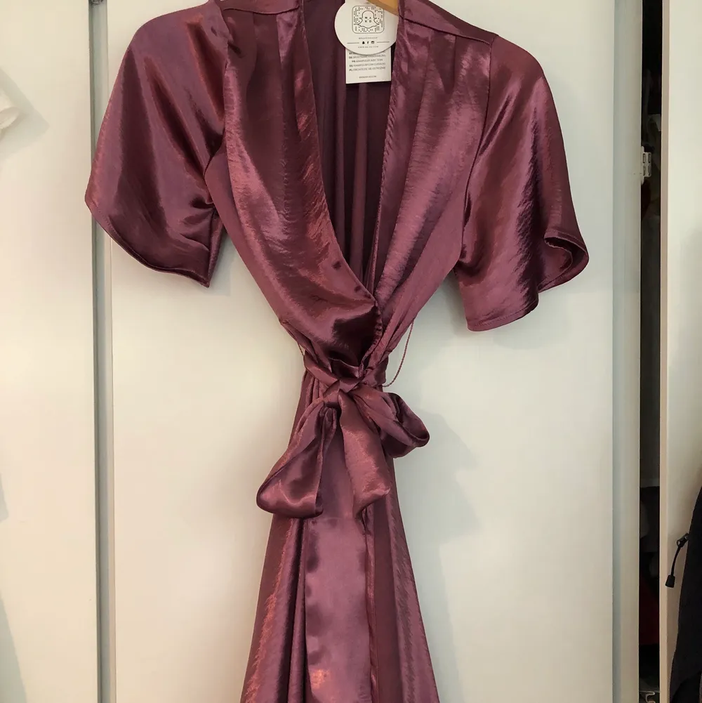 Säljer min superfina rosa/lila kimono klänning ifrån na-kd i storlek 34. Klänningen är endast provad och lappen finns kvar. Den har ett litet hål precis i sömnen under där knappen sätts i (se sista bilden) men det syns inte när klänningen knyts.🥰❤️😊. Klänningar.