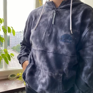  Tie-dye Ellesse hoodie - Oversized hoodie, den är stor och man får den att ligga fint på kroppen! Älskar men används inte mer tyvärr :(