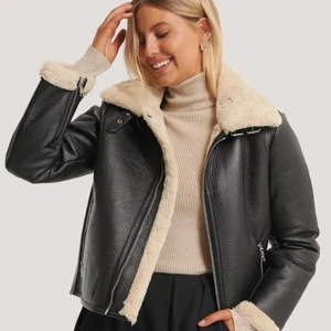 Nakd jacka - Helt ny & oanvänd jacka från nakd! Teddy/skinn jacka. Köpte för 999kr & säljer för 400kr! Storlek 32 men är stor i storleken🖤