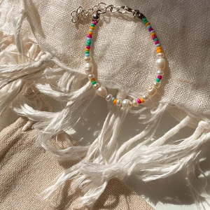 Armband med sötvatenspärlor La Vida - PS. Exakt dessa armband finns inte just nu men jag kan göra liknande. Ett färgglatt armband i La Vida edition med sötvattenspärlor.  Armbandet är reglerbart med en silverpläterad förlängningskedja. LIMITED EDITION. 