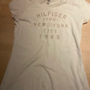 Tommy Hilfiger - En tröja som jag tyvärr har växt ur💕✨ bra skick 