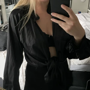 svart satinblus - svart satinblus från nakd, stl 40