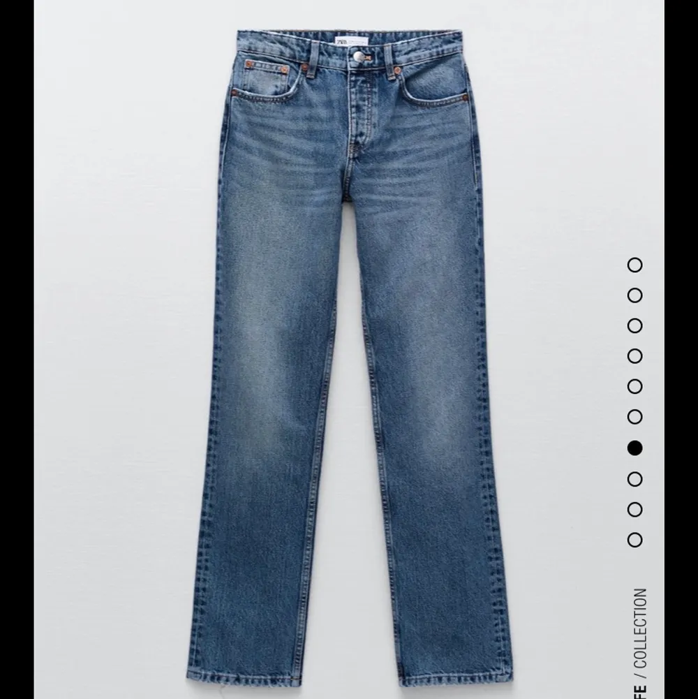 Dem populära zara mid straight jeansen, helt oanvända med prislapp kvar (inte min bild, kontakta om du vill ha fler bilder😁)  säljer pga för stora för mig:) bud: 380. Jeans & Byxor.