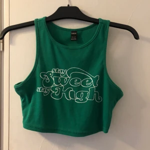 Grön topp med tryck från shien, S - Köpte den för att jag tyckte den var väldigt cool och utanför min comfortzone. Dock insåg jag att den inte alls var vi min smak och är därför helt oanvänd.