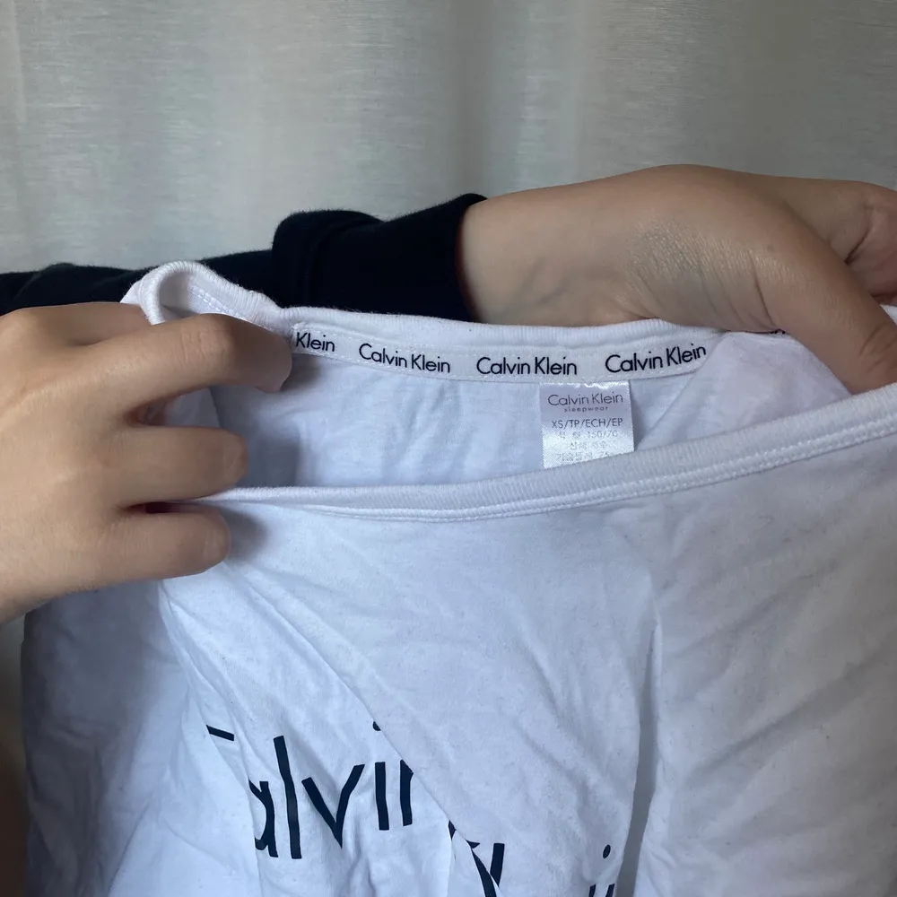 Vit Calvin Klein t shirt med tryck på bröstet. Storlek XS men rätt stor i storleken. Köp för 499kr. Använd fåtal gånger. Skrynklig då den är nytvättad men stryks innan den skickas. Skriv för mer information eller bilder ☺️. T-shirts.