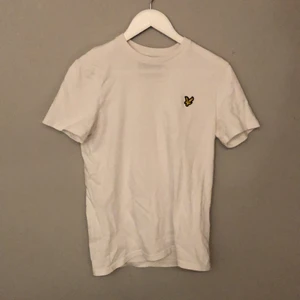 Lyle & Scott T-shirt - Använd ett fåtal gånger. Inga fläckar eller liknande.