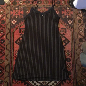 Brun vit randig mini dress - Jätte söt brun-vit randig minidress. I fint skick! Köparen står för frakten <3