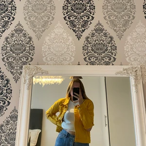 Gul jeansjacka  - Säljer min helt oanvända jeansjacka från NAKD. Den går inte att få tag på då den är slutsåld. Det är hål vid båda armbågarna, men ska vara så! Jackan är i storlek 38 och passar perfekt till mig som har M. Det finns fickor båda inne och utanpå jackan. Nypris är 800kr 💛 Buda i kommentarerna eller köp direkt för 450 ☺️