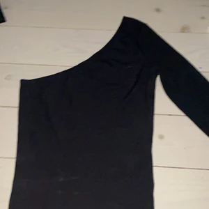 One shoulder gina topp - Ganska tajt men snygg topp från Gina!!! Nästan aldrig använd ❤️❤️ Skriv för frågor