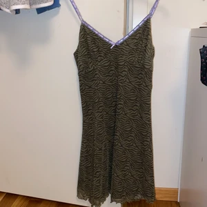 Klänning från Urban  - En jätte fin klänning från Urban outfitter som är helt ny med lappen kvar jag känner inte att jag kan få användning för den och därför vill jag sälja den. Nypris är 499