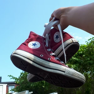 AllStar Converse 🥥 UK 3, EU 35-36 - Ett par trendiga, vinröda converse av märket AllStar (äkta converse), storlek 3 motsvarande 35,5.🍷 Perfekt för en ✨aesthetic fit✨! Älskade skorna men har tyvärr fått för stora fötter 😳, det syns på sulan att de har använts, men skosnören och tyget ser nytt ut!💓
