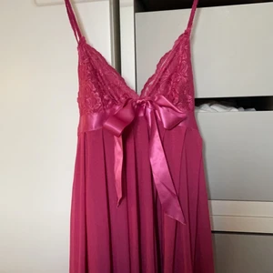 Nattlinne  - Sött rosa nattlinne som är köpt på NA-KD. Använd ett fåtal gånger. Skulle gissa på att storleken är xs passar även på någon som har s. Banden är justerbara. Materialet är väldigt skönt. 💕”Nattlinnet” kan även användas som ett linne till vardagen