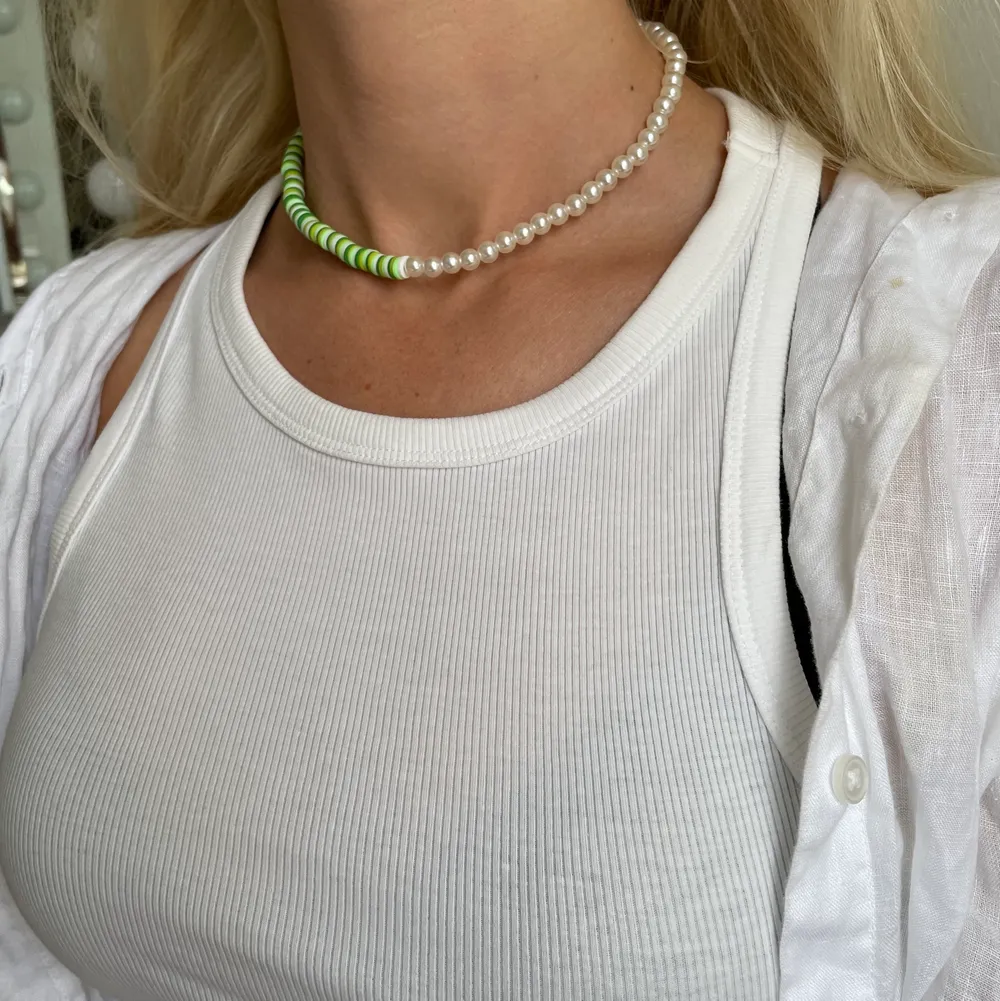 Superfint handgjort halsband med hälften gröna pärlor och hälften benvita. Förslutning bak med lås och tre ringöglor för justering samt en silvrig stjärna. . Accessoarer.