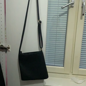 Väska  - Svart väska,inte använt så mycket köpte för några år sen och i bra skick.ganska många fickor i väskan.Även bra att ha vad man än gör. Gillar inte väskan så mycket så tänkte sälja den(pris:50kr)
