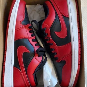 Jordan 1 low bred - Hjälper en vän att sälja dessa Jordans 1 low bred. Dom är i fint skick då dom är använda fåtal gånger! Skokartong medföljer. Dom är i storlek 40 men passar även 39! Köparen står för frakten <3