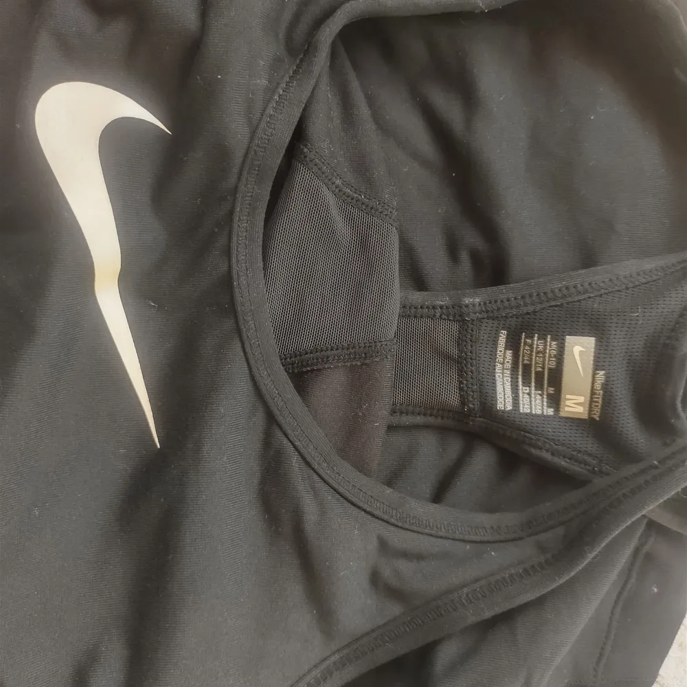 Sport linne från Nike i storlek M i fint skick. T-shirts.
